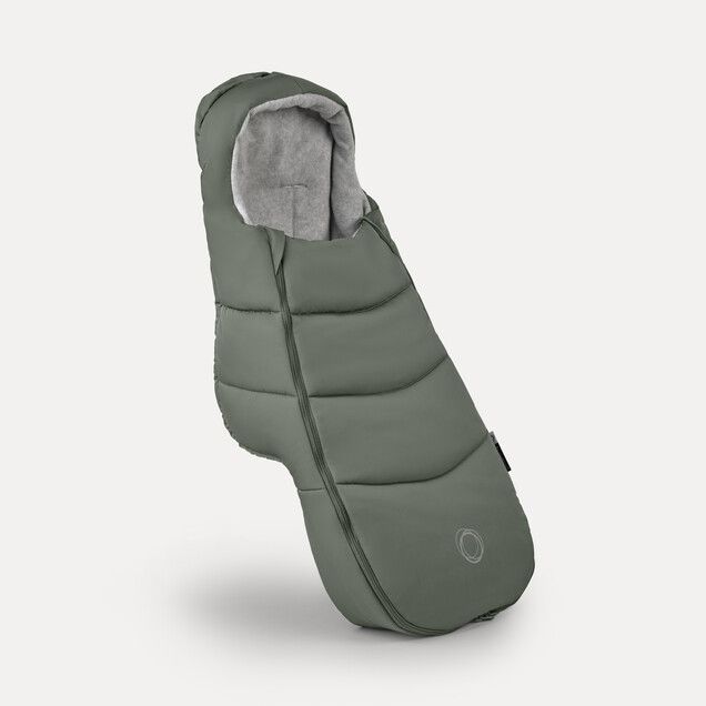 Bugaboo Fußsack Waldgrün – Der Bugaboo Fußsack Waldgrün hält dein Baby das ganze Jahr über warm. Wasserabweisend außen, atmungsaktives Fleece innen – perfekt für Kinderwagen & Komfort unterwegs.